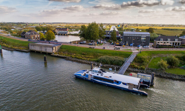 https://kinderdijk.com/wp-content/uploads/2023/01/kinderdijk-vervoer-waterbus-Card-1340x804-1.jpg