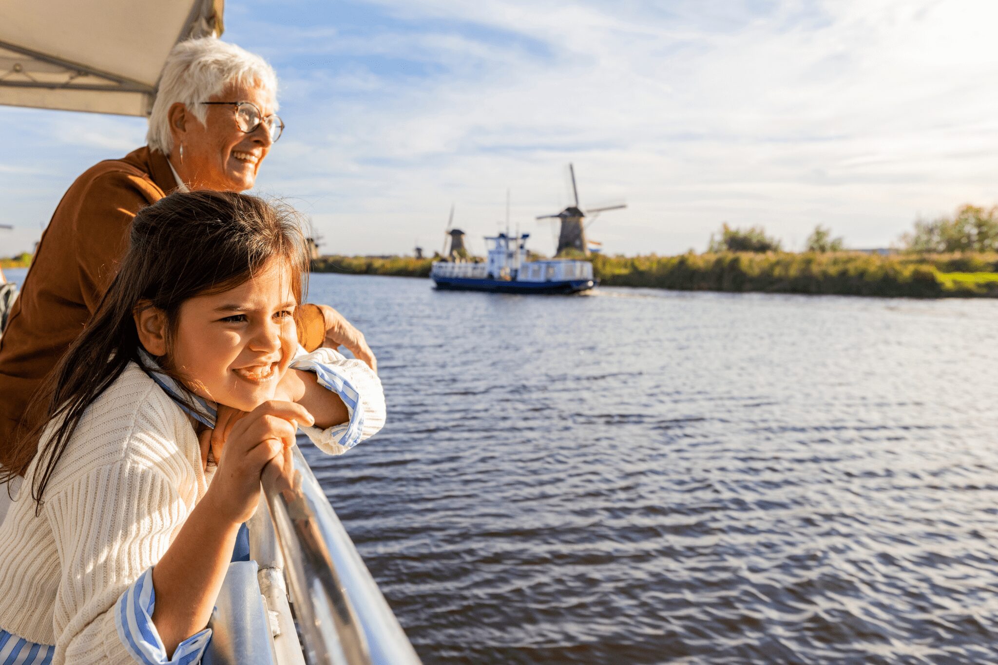 Kinderen met opa & oma op de rondvaartboot Kinderdijk