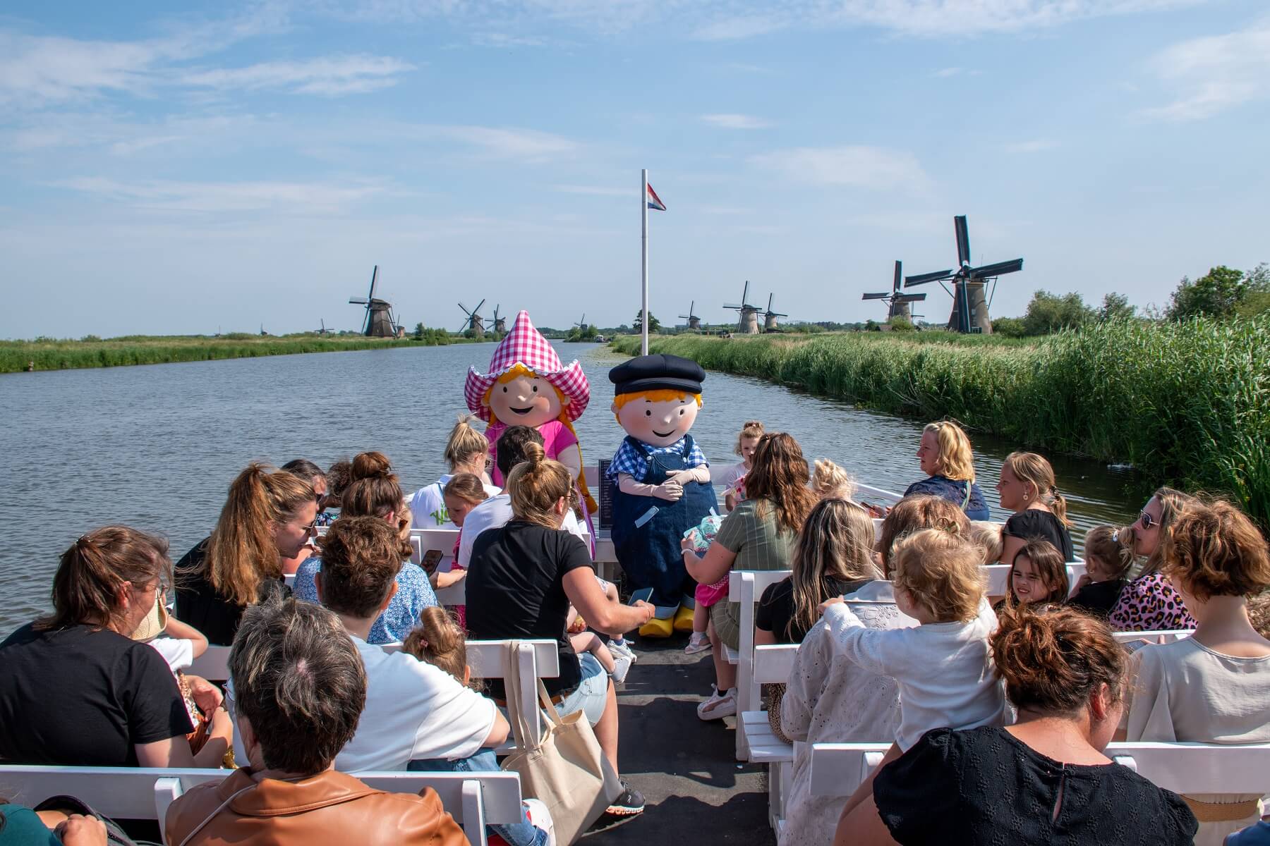 Fien en Teun op de boot in UNESCO Werelderfgoed Kinderdijk