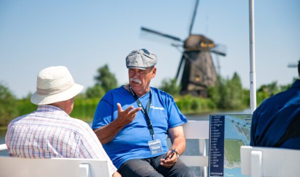 Vrijwilliger in Kinderdijk op een rondvaartboot