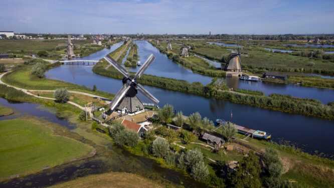 Luchtfoto molens van Kinderdijk met op de voorgrond Museummolen Blokweer